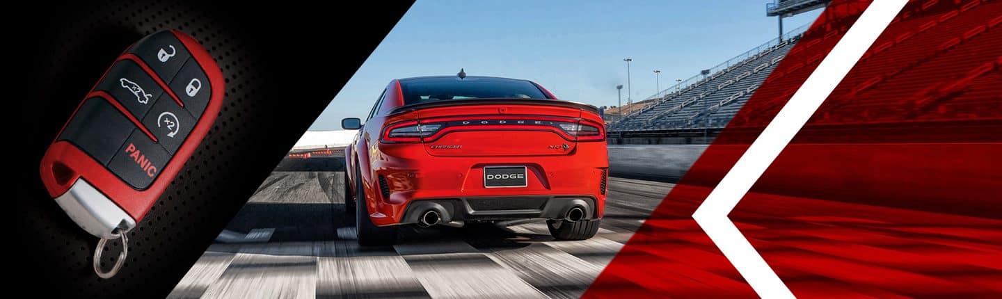 Una pantalla dividida de una llave con control remoto roja de un Dodge Charger y la vista trasera de un Dodge Charger SRT Hellcat 2023 rojo andando por una pista.