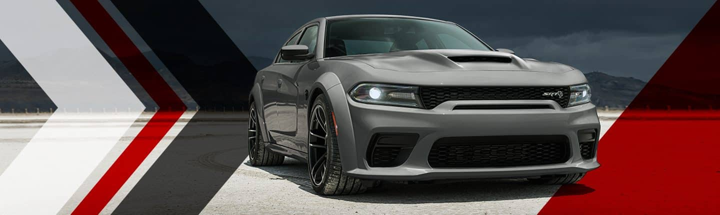 Vista frontal en ángulo de un Dodge Charger SRT Hellcat Widebody 2023 gris.