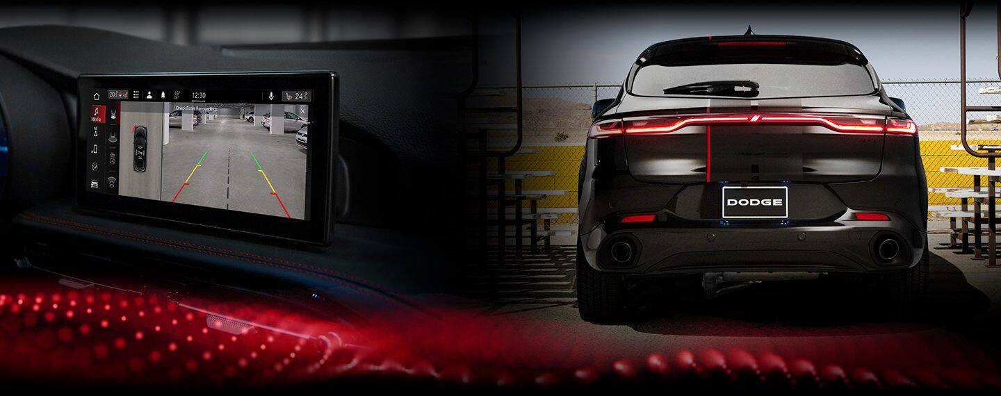 La parte trasera del Dodge Hornet 2023 con las luces traseras encendidas.