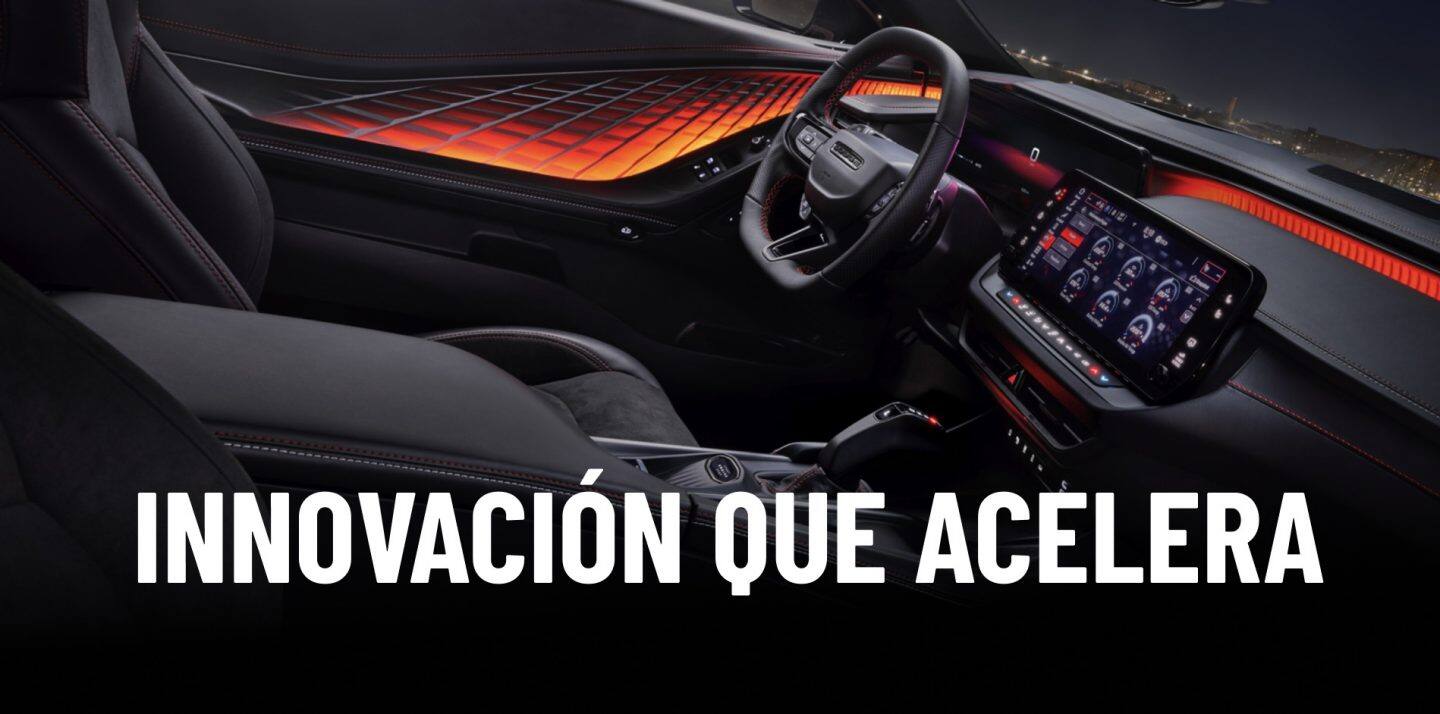 La primera fila del Dodge Charger Scat Pack 2027 con los paneles de las puertas y el tablero iluminados con una luz naranja rojiza intensa y un patrón texturizado tridimensional. Tecnología de vanguardia. 