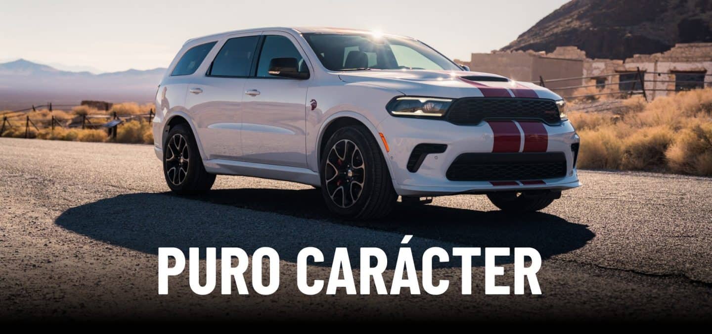 Un Dodge Durango SRT Hellcat Jailbreak 2027 blanco con dos franjas rojas centrales estacionado en una carretera en el desierto. Pura arrogancia.