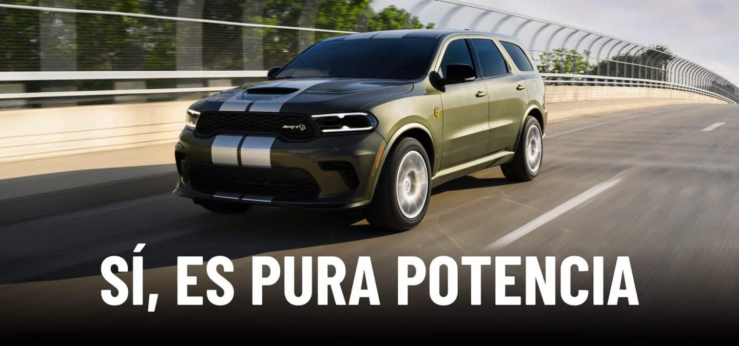 Un Dodge Durango SRT Hellcat Jailbreak 2027 en verde oliva con dos franjas centrales blancas andando por un puente de una autopista. Sí, pura potencia.