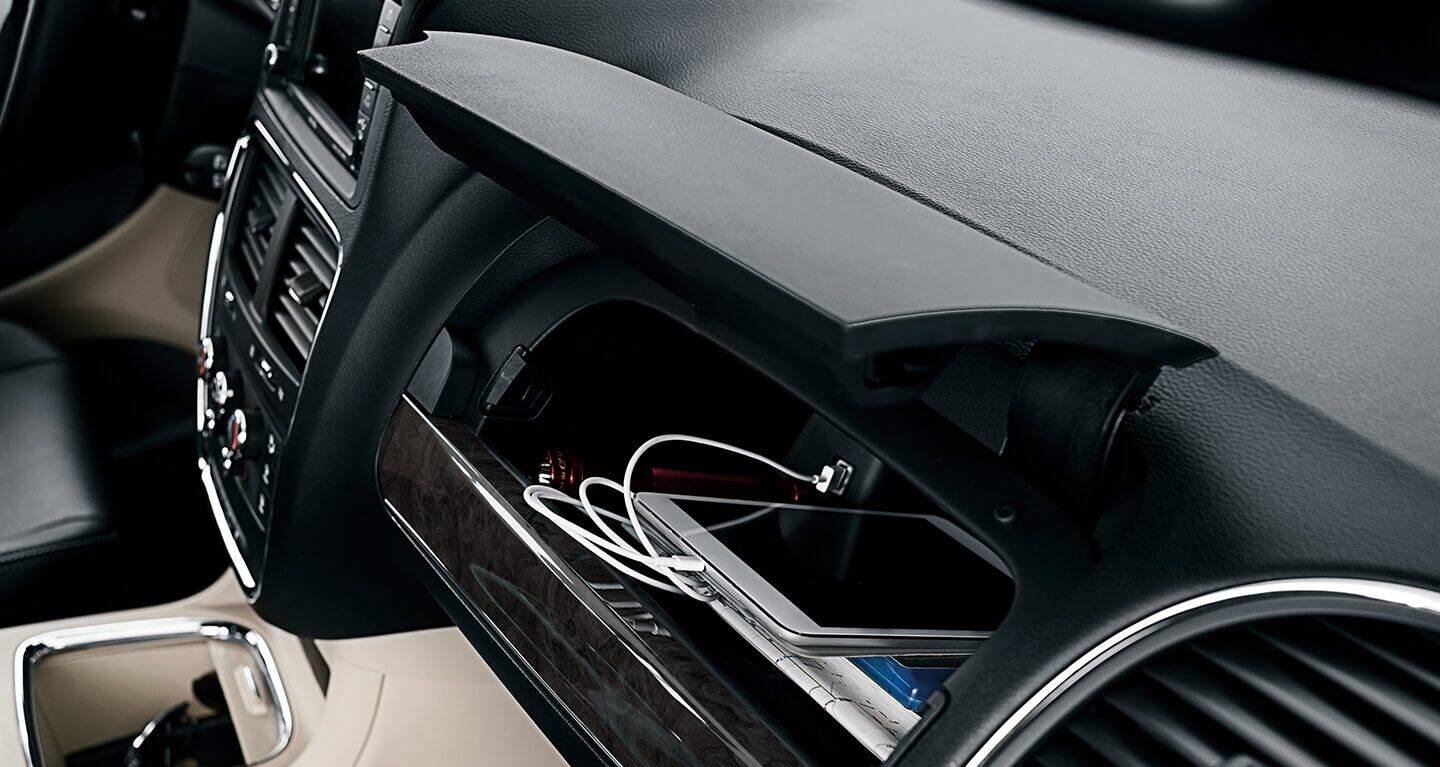 2020 dodge grand caravan minivan images